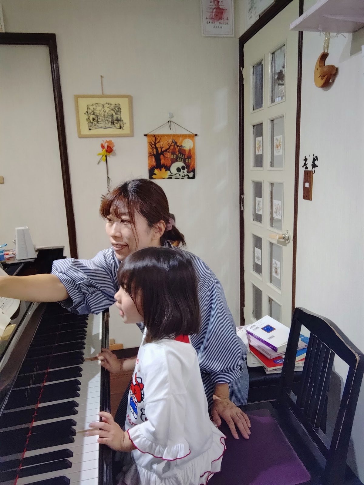 Mioピアノ教室のレッスン風景。先生と生徒さん