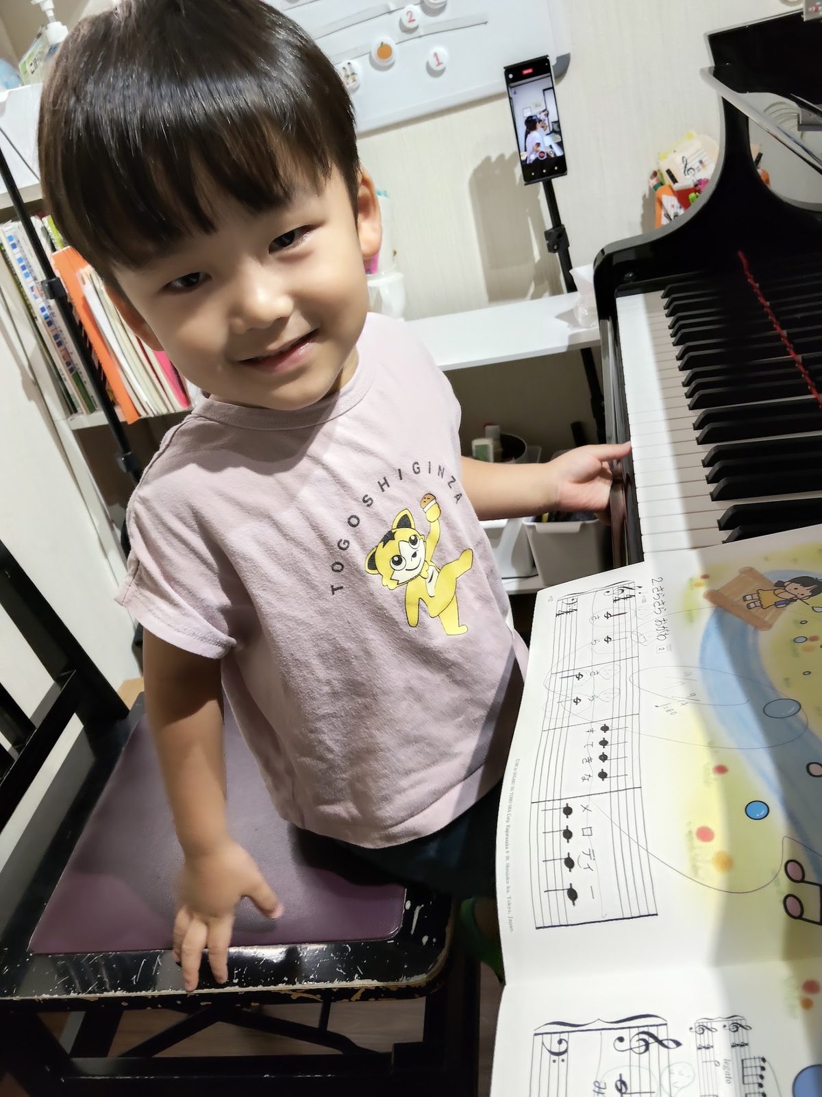 笑顔でピアノに向かう生徒さん